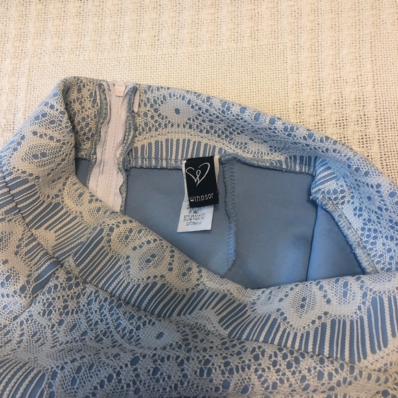 Beautiful lace skirt - Picture 5 of 7